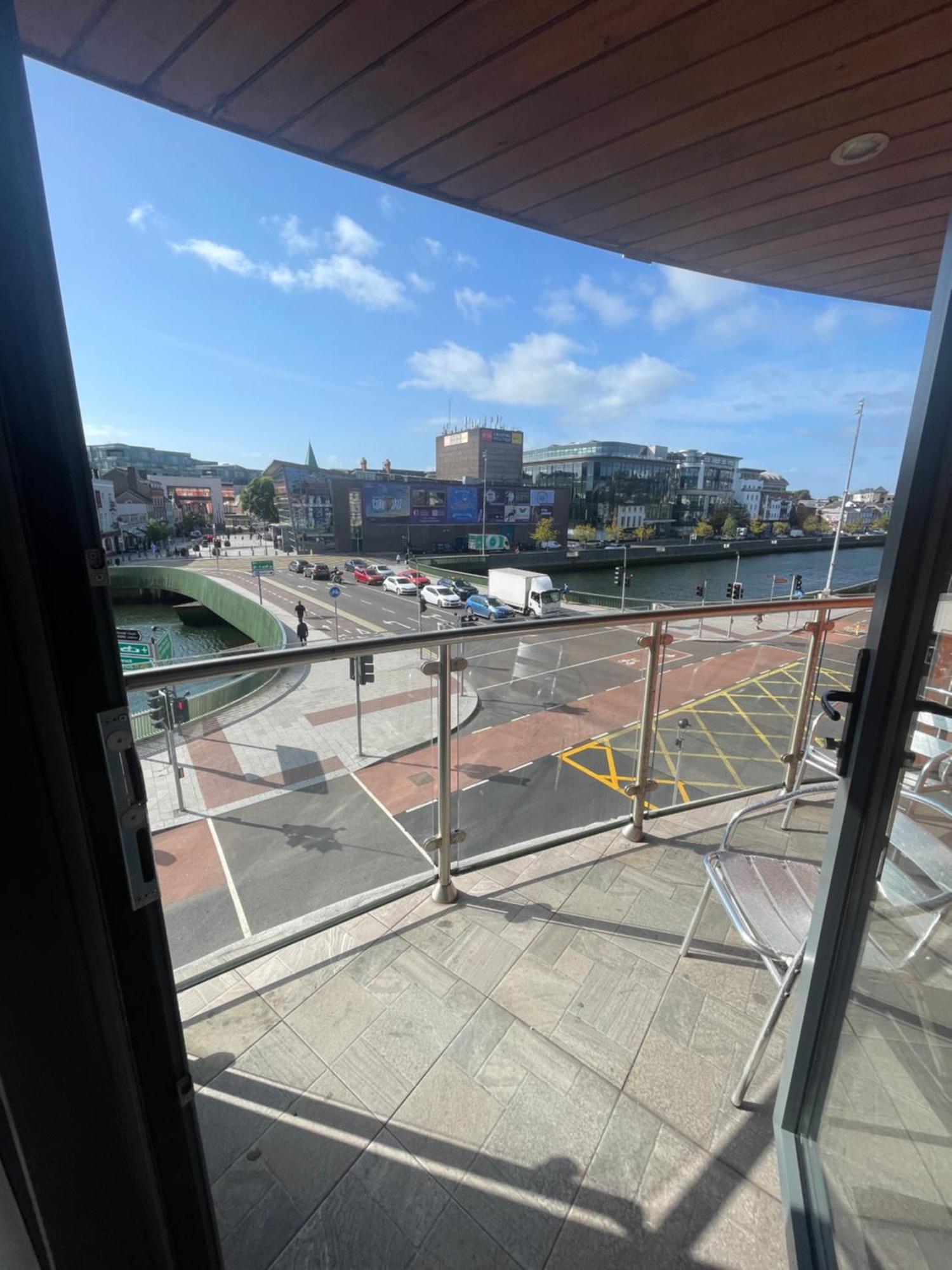 Fabulous And Sunny 2 Bed Apartment, In City Centre Cork Ngoại thất bức ảnh